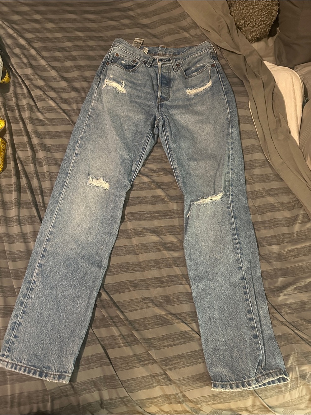 Levi’s 501 women’s light medium Wash Distressed Jeans 26/30